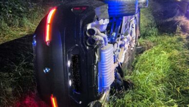 Nocny wypadek z udziałem BMW. Auto dachowało i zatrzymało się na boku w przydrożnym rowie