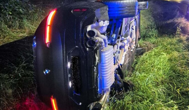 Nocny wypadek z udziałem BMW. Auto dachowało i zatrzymało się na boku w przydrożnym rowie