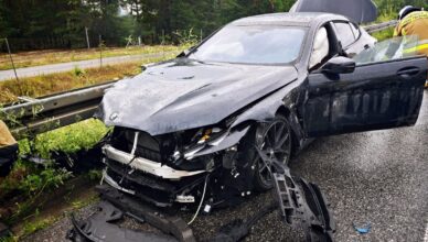 BMW rozbite na barierach na S8. Mokra nawierzchnia i łuk drogi wystarczyły, by doszło do groźnego zdarzenia