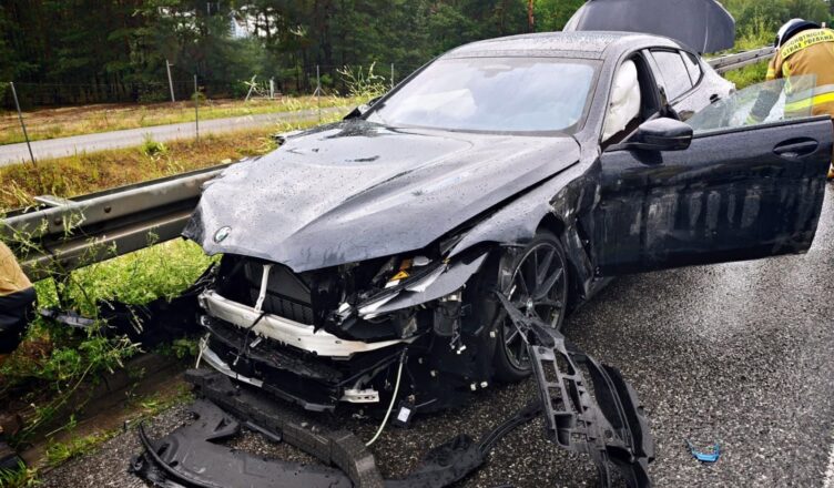 BMW rozbite na barierach na S8. Mokra nawierzchnia i łuk drogi wystarczyły, by doszło do groźnego zdarzenia