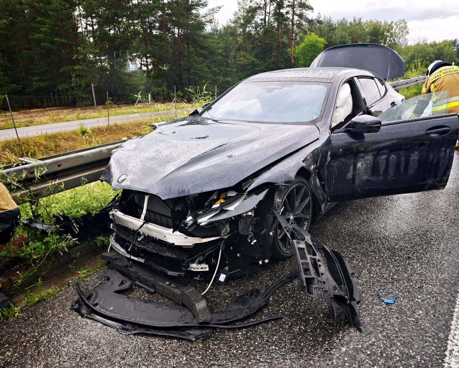 BMW rozbite na barierach na S8. Mokra nawierzchnia i łuk drogi wystarczyły, by doszło do groźnego zdarzenia