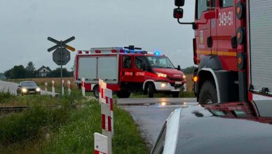 Prokuratura wyjaśnia tragedię na przejeździe w Grucelach. Volkswagen wjechał wprost pod lokomotywę