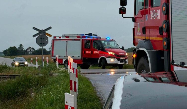 Prokuratura wyjaśnia tragedię na przejeździe w Grucelach. Volkswagen wjechał wprost pod lokomotywę