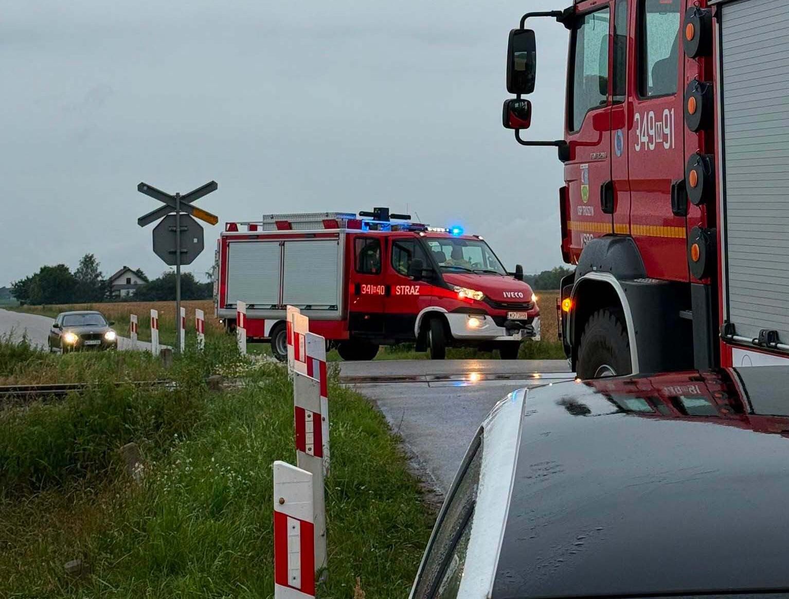 Prokuratura wyjaśnia tragedię na przejeździe w Grucelach. Volkswagen wjechał wprost pod lokomotywę