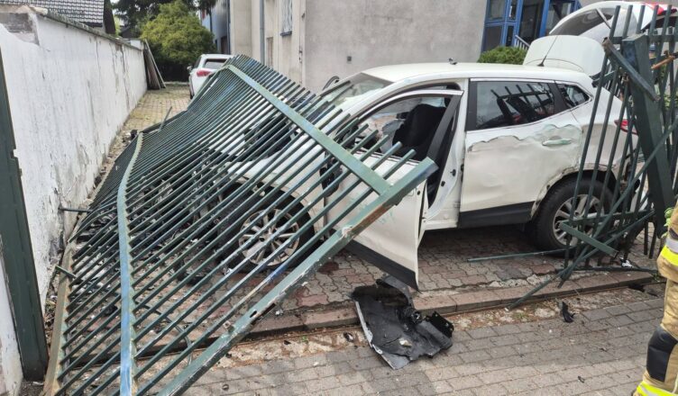 Groźne zderzenie trzech aut w Legionowie. Samochód wypadł z drogi i staranował ogrodzenie posesji