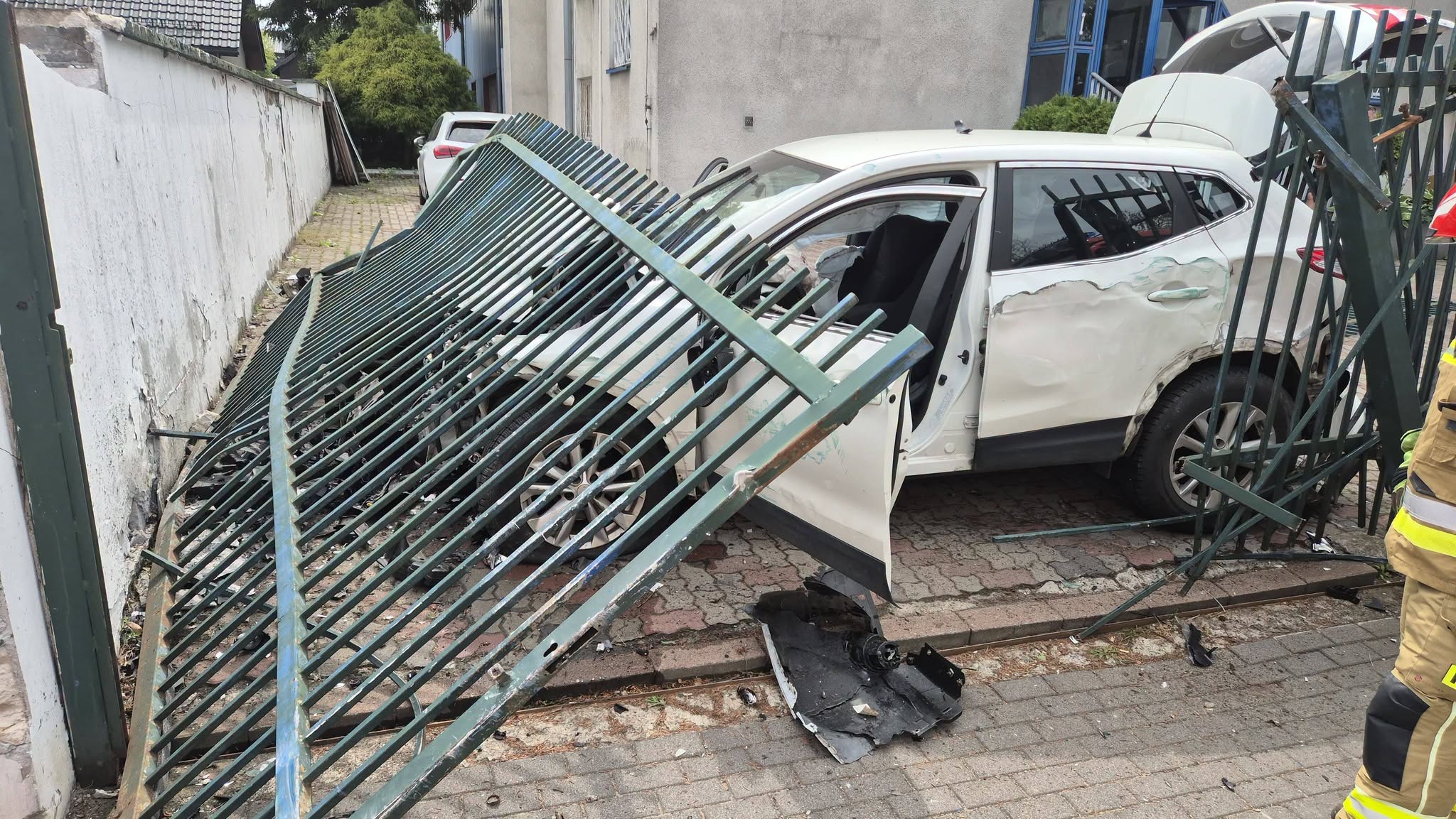 Groźne zderzenie trzech aut w Legionowie. Samochód wypadł z drogi i staranował ogrodzenie posesji