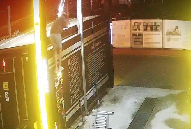 Pijany 21-latek zdemolował myjnię i toaletę na stacji paliw. Policja znalazła go leżącego w łazience