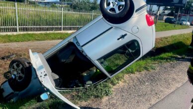 Groźne dachowanie po zmianie pasa na Alei Krakowskiej. Volkswagen wpadł do rowu, kierowca BYD ukarany