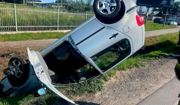 Groźne dachowanie po zmianie pasa na Alei Krakowskiej. Volkswagen wpadł do rowu, kierowca BYD ukarany
