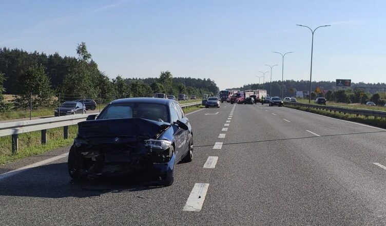 Cztery auta rozbite na S8. Trzy osoby trafiły do szpitali.