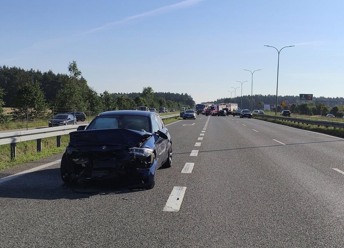 Cztery auta rozbite na S8. Trzy osoby trafiły do szpitali.