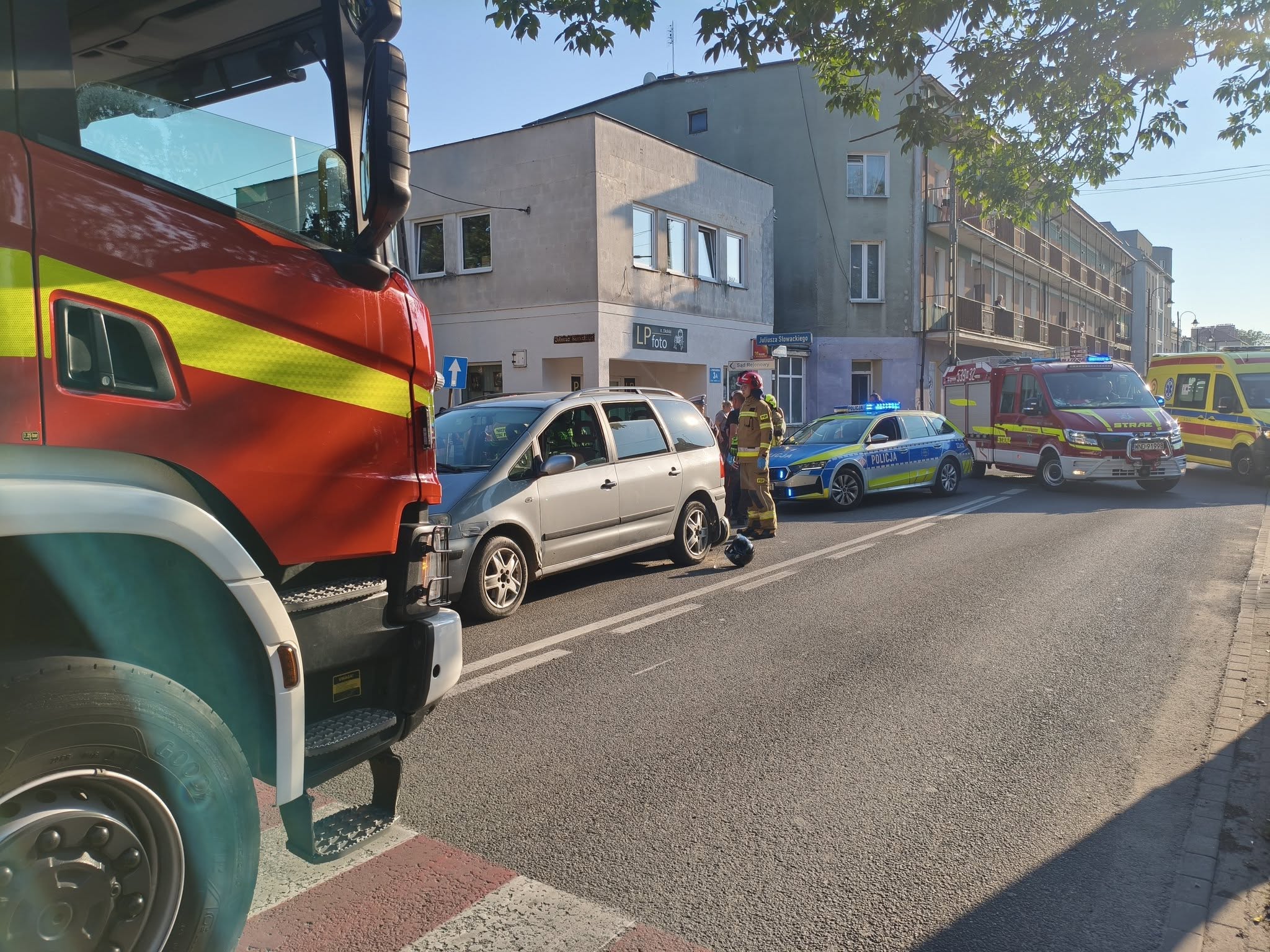 Zderzenie osobówki ze skuterem w Nowym Dworze Mazowieckim. Jedna osoba poszkodowana