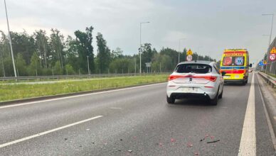Zderzenie osobówki z motocyklem w Zielonce. Jednoślad rozbity na jezdni, na miejscu pracowały służby