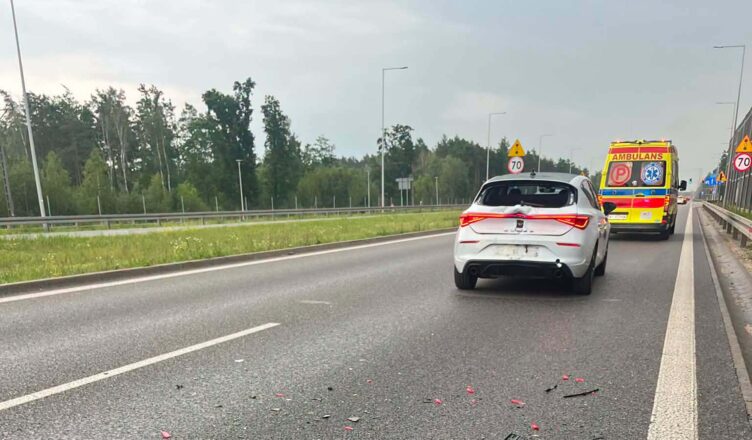 Zderzenie osobówki z motocyklem w Zielonce. Jednoślad rozbity na jezdni, na miejscu pracowały służby