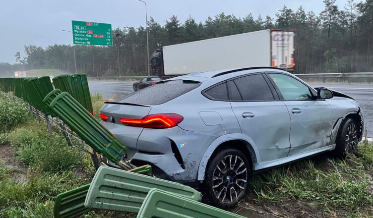 BMW uderzyło w bariery energochłonne na S8 w Kobyłce. Groźne zdarzenie podczas deszczu