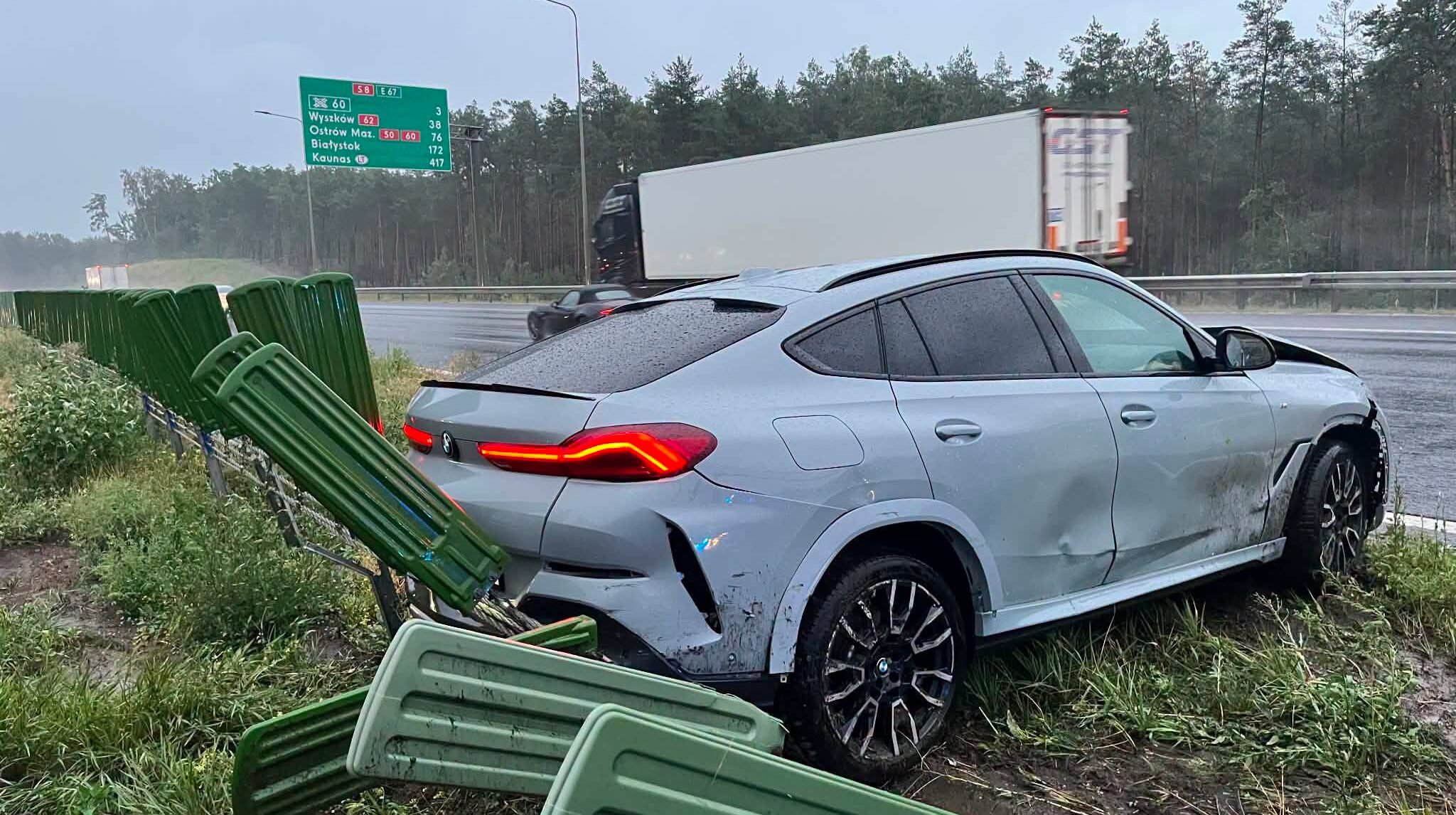 BMW uderzyło w bariery energochłonne na S8 w Kobyłce. Groźne zdarzenie podczas deszczu