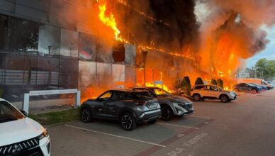 Wielki pożar salonu i warsztatu na Targówku pod lupą prokuratury. Spłonęły także samochody klientów