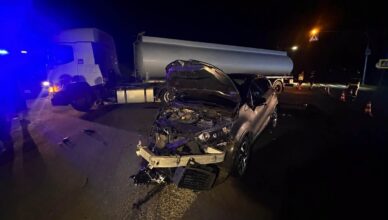 Nocny wypadek na DK50 w miejscowości Wójty. Osobówka zderzyła się z ciężarówką, służby pracowały po zmroku