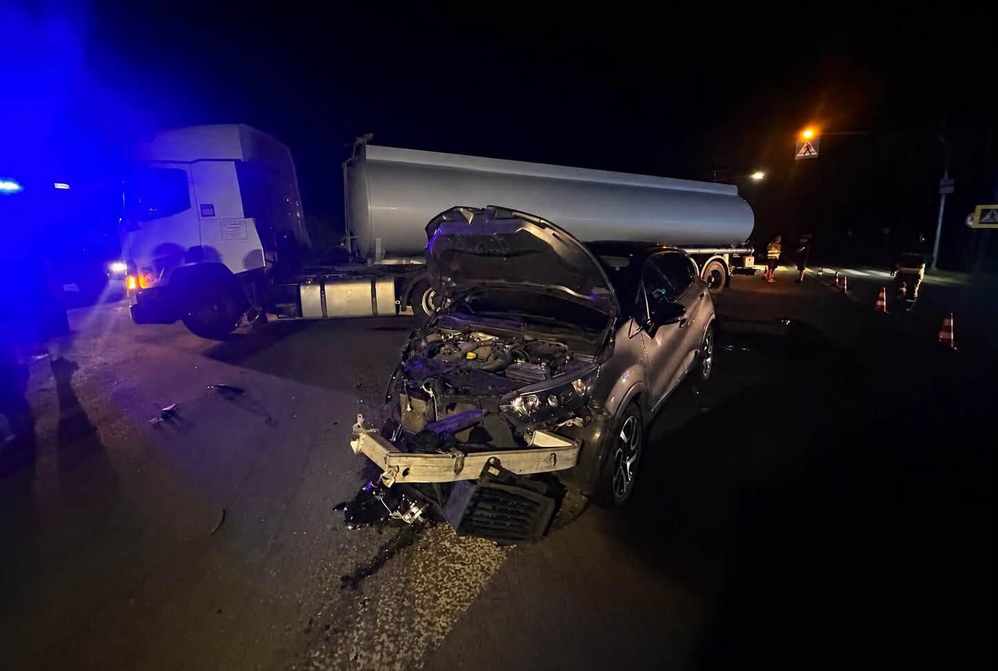 Nocny wypadek na DK50 w miejscowości Wójty. Osobówka zderzyła się z ciężarówką, służby pracowały po zmroku