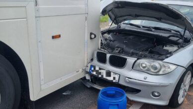 Osobowe BMW uderzyło w ciężarówkę w Zakroczymiu. Jedna osoba trafiła do szpitala