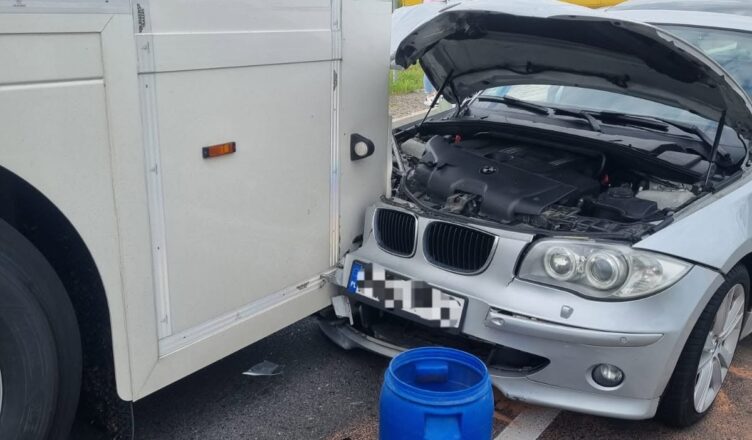 Osobowe BMW uderzyło w ciężarówkę w Zakroczymiu. Jedna osoba trafiła do szpitala