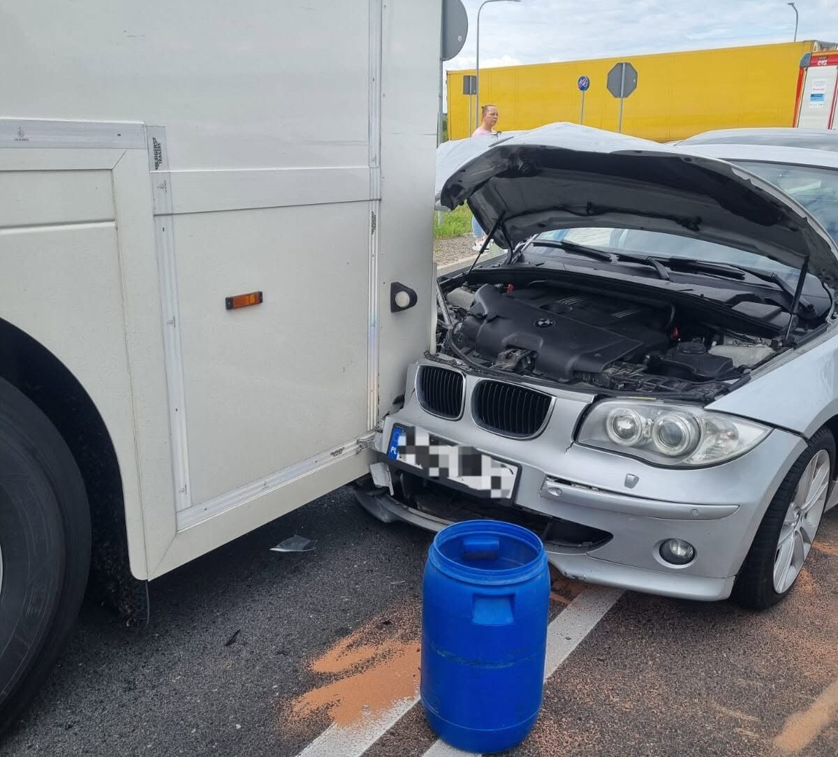 Osobowe BMW uderzyło w ciężarówkę w Zakroczymiu. Jedna osoba trafiła do szpitala