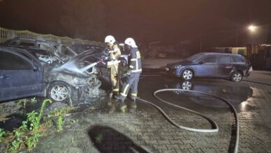 Nocny pożar samochodów w Nasielsku. Trzy auta objęte ogniem, na miejscu strażacy i policja