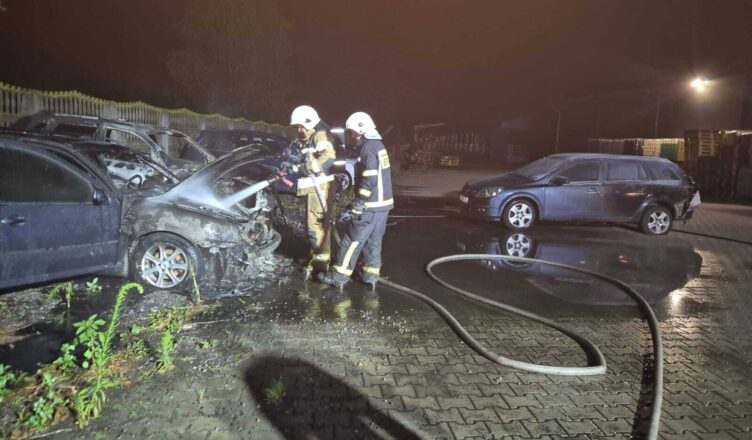 Nocny pożar samochodów w Nasielsku. Trzy auta objęte ogniem, na miejscu strażacy i policja