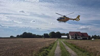 Dramatyczny wypadek podczas skoku spadochronowego w Chrcynnie. Poszkodowanego zabrał śmigłowiec LPR