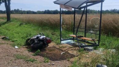 Motocyklista wypadł z drogi i uderzył w przystanek. Trasa w kierunku Brudzenia Dużego została zablokowana