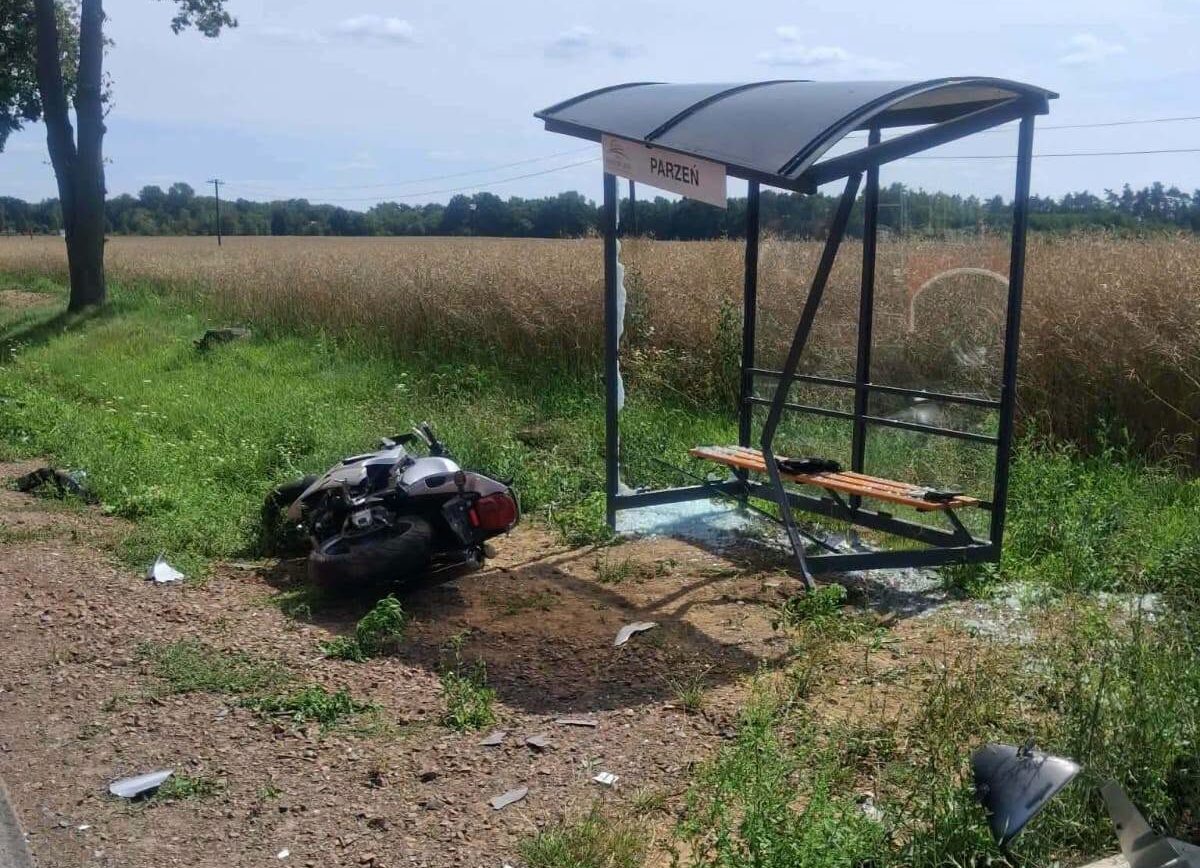 Motocyklista wypadł z drogi i uderzył w przystanek. Trasa w kierunku Brudzenia Dużego została zablokowana