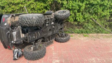 Quad wypadł z drogi i uderzył w ogrodzenie. Pasażer trafił do szpitala