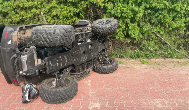 Quad wypadł z drogi i uderzył w ogrodzenie. Pasażer trafił do szpitala