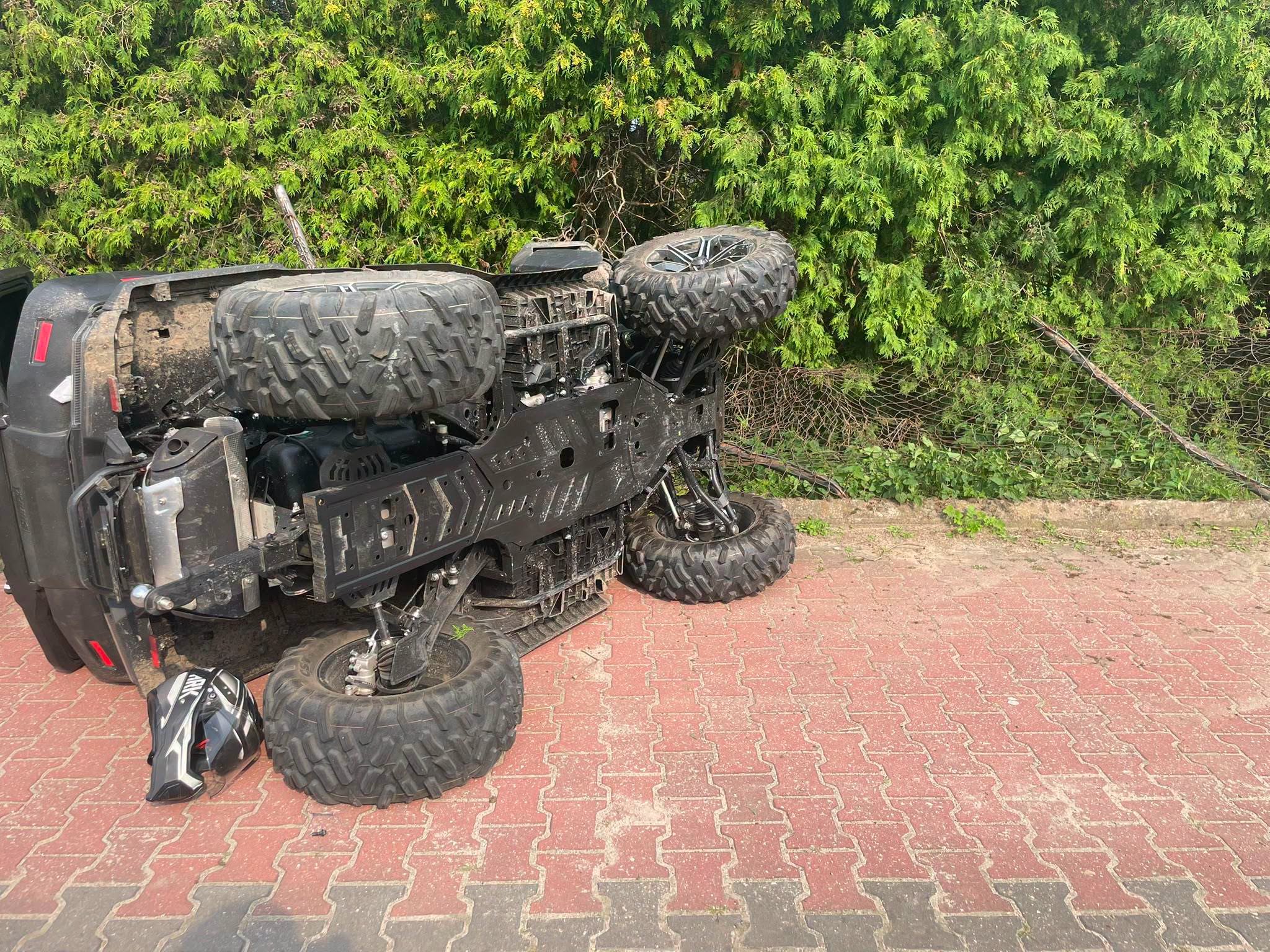 Quad wypadł z drogi i uderzył w ogrodzenie. Pasażer trafił do szpitala