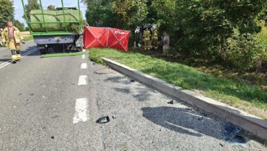 Tragiczny wypadek na DK60. Tesla zderzyła się z ciągnikiem, 29-letni kierowca zginął na miejscu