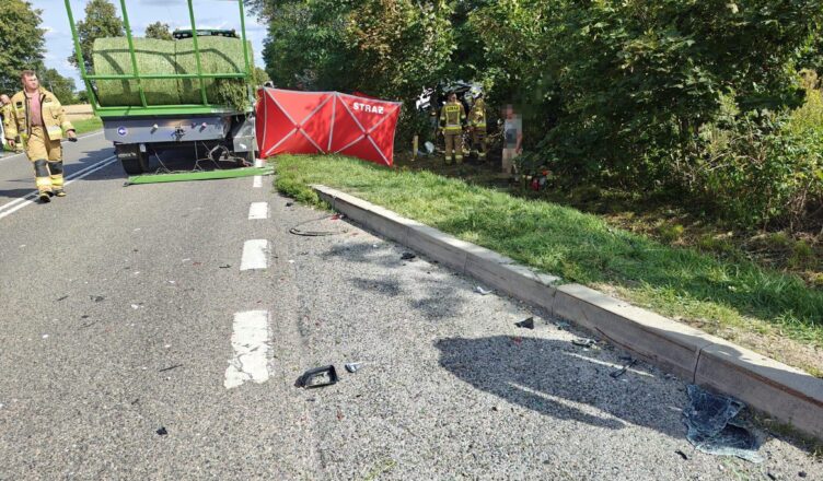Tragiczny wypadek na DK60. Tesla zderzyła się z ciągnikiem, 29-letni kierowca zginął na miejscu