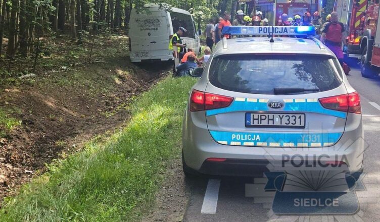 Groźny wypadek busa z samochodem na DW698. Trzy osoby trafiły do szpitala