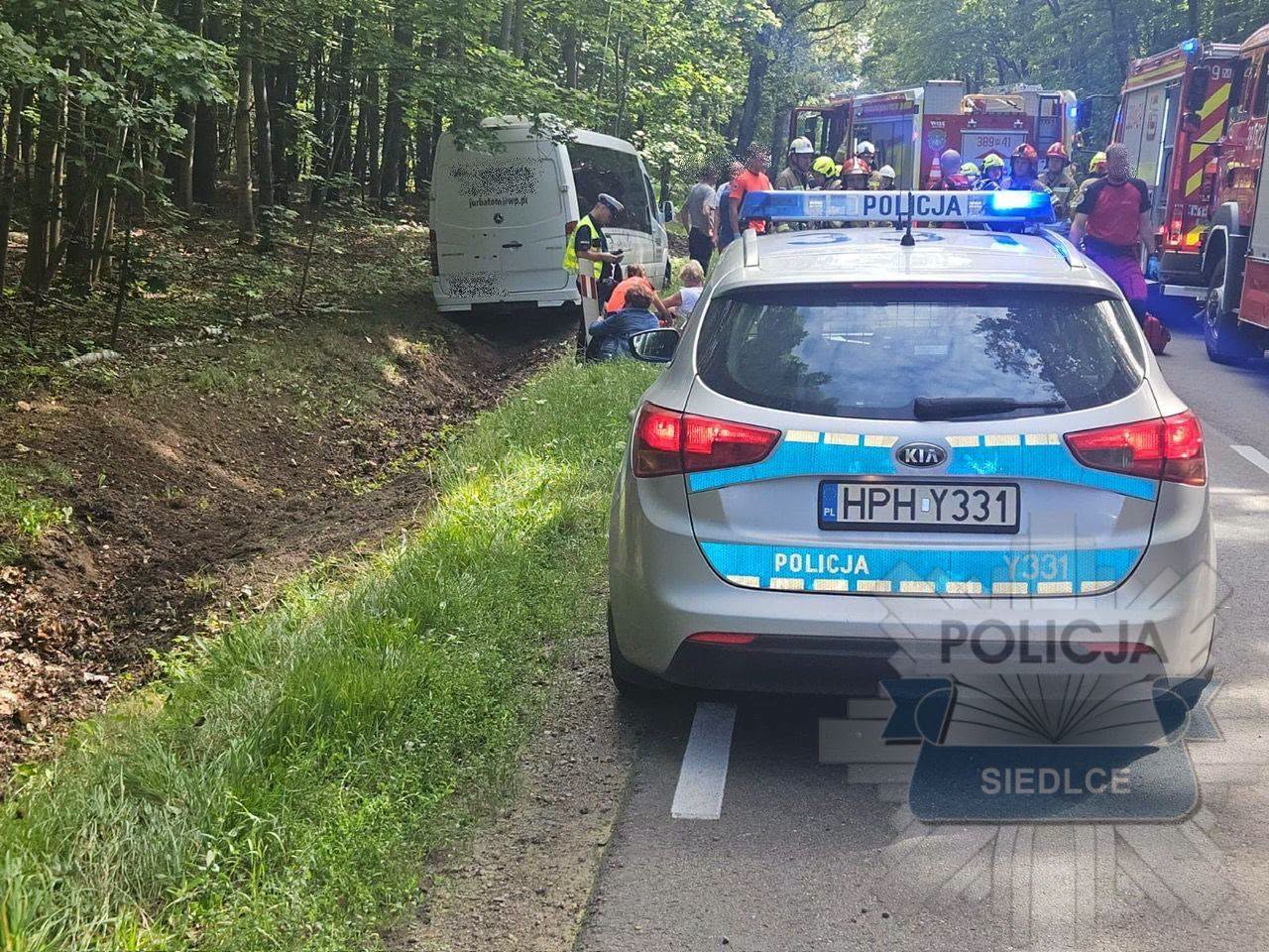 Groźny wypadek busa z samochodem na DW698. Trzy osoby trafiły do szpitala