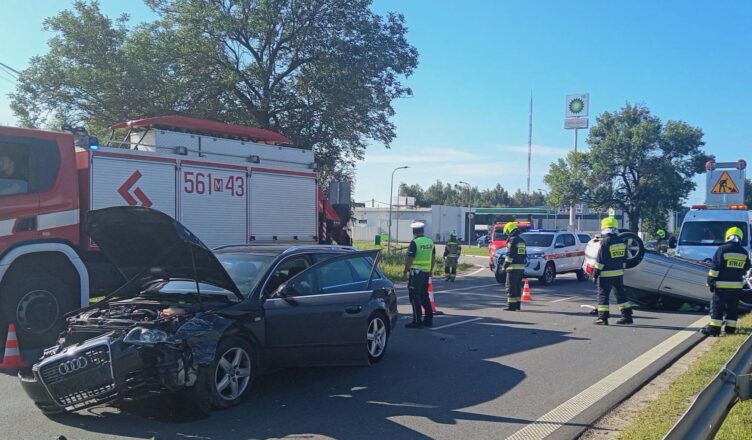 Groźny karambol w Łazach. Audi dachowało, drugie uderzyło w busa