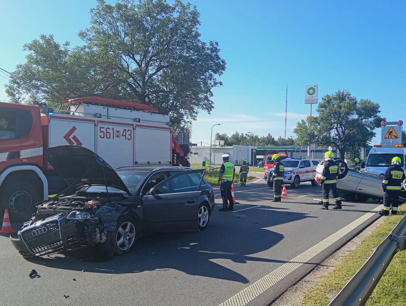 Groźny karambol w Łazach. Audi dachowało, drugie uderzyło w busa