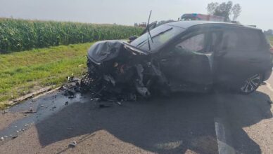 Potężne zderzenie trzech pojazdów na DK50 w Kozarzewie. Na miejsce wezwano śmigłowiec LPR