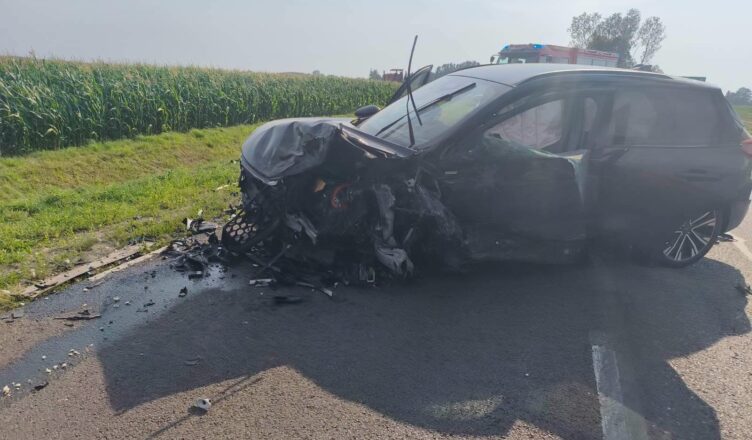 Potężne zderzenie trzech pojazdów na DK50 w Kozarzewie. Na miejsce wezwano śmigłowiec LPR