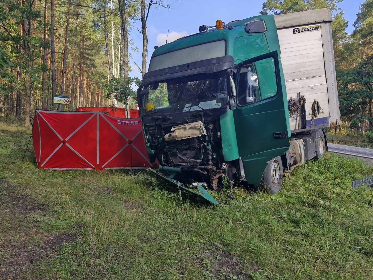 Czołowe zderzenie Hondy z ciężarówką na DK62. Jedna osoba zginęła, kierowca Volvo trafił do szpitala