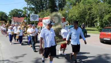 Jadów - Dożynkowy korowód, 14 wieńców i wieczór pełen muzyki
