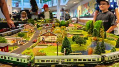 Miniaturowa kolej opanowała Kobyłkę. Trzecia edycja wystawy przyciągnęła miłośników modelarstwa