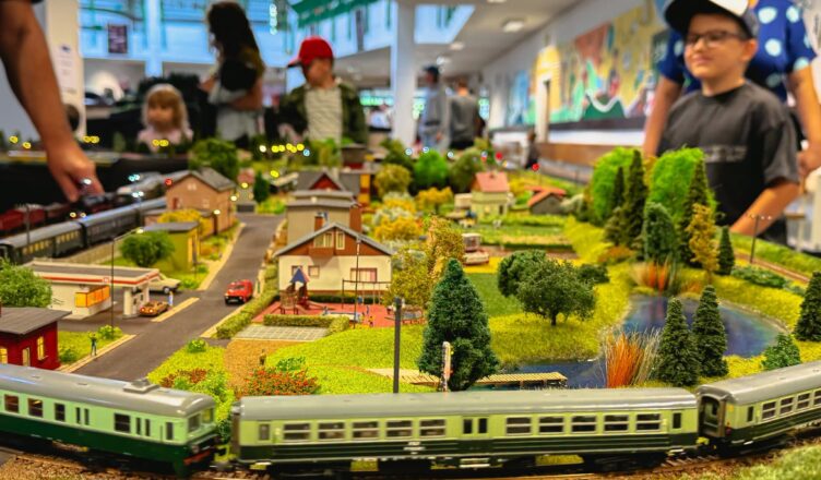Miniaturowa kolej opanowała Kobyłkę. Trzecia edycja wystawy przyciągnęła miłośników modelarstwa