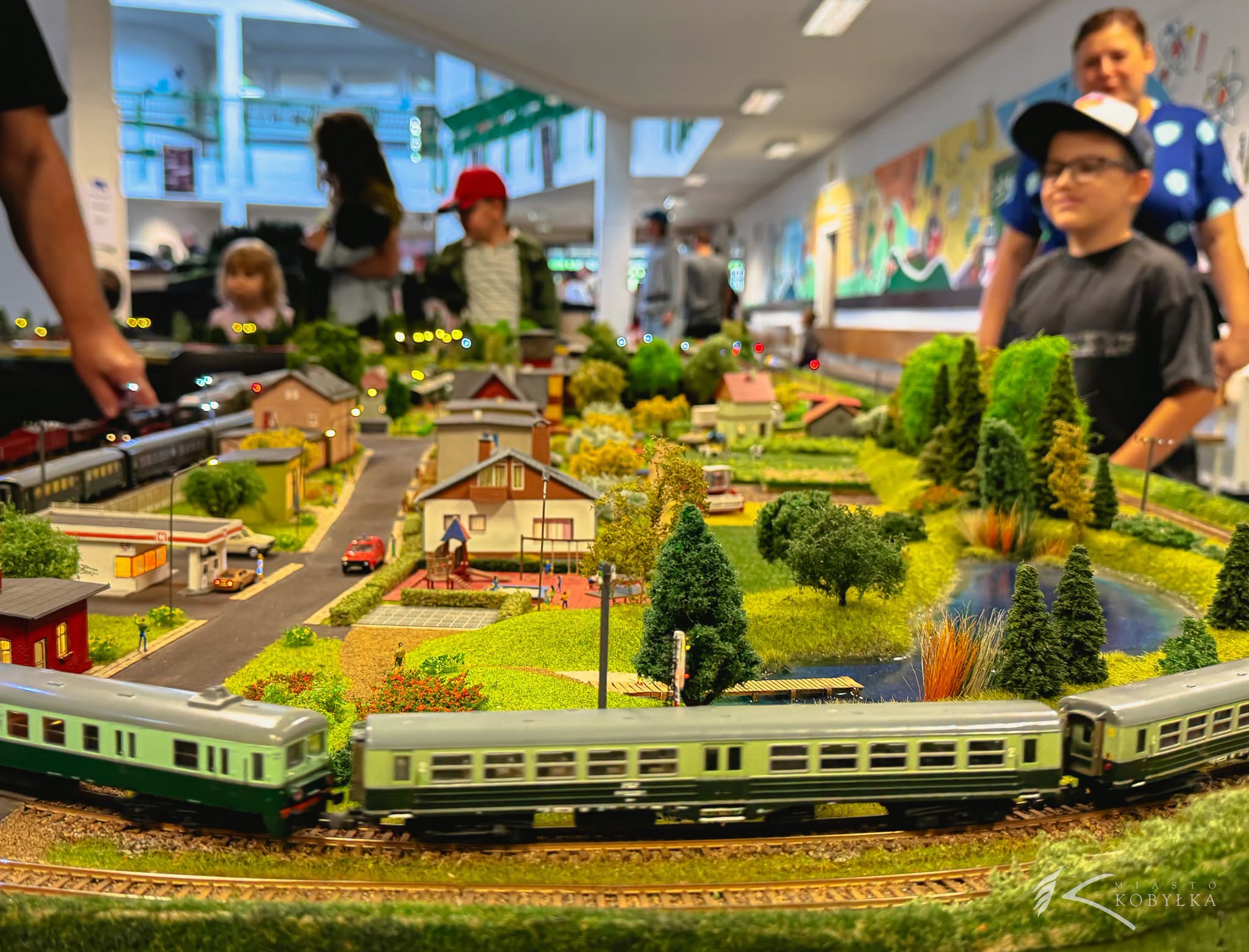 Miniaturowa kolej opanowała Kobyłkę. Trzecia edycja wystawy przyciągnęła miłośników modelarstwa