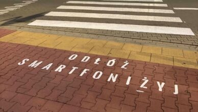 Ząbki - „Odłóż smartfon i żyj!” – takie napisy pojawiły się przy przejściach dla pieszych na terenie Miasta Ząbki.
