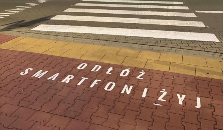 Ząbki - „Odłóż smartfon i żyj!” – takie napisy pojawiły się przy przejściach dla pieszych na terenie Miasta Ząbki.