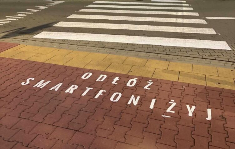 Ząbki - „Odłóż smartfon i żyj!” – takie napisy pojawiły się przy przejściach dla pieszych na terenie Miasta Ząbki.